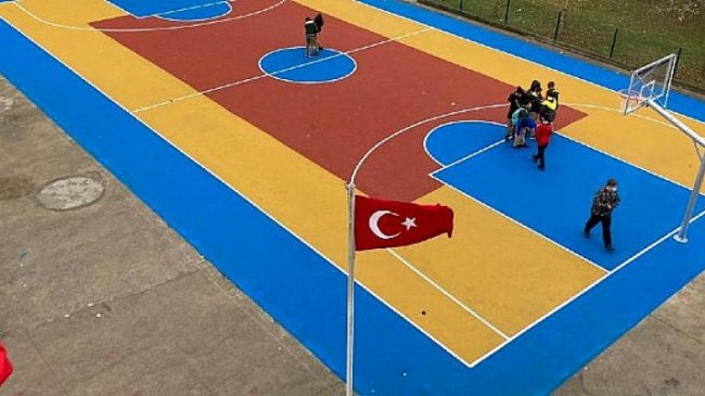 İzmit Edebali Ortaokuluna basketbol ve voleybol sahası