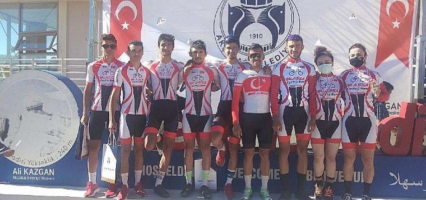 Levent Vadisi Dağ Bisikleti Kupası yarışlarında Brisaspor yarıştığı 3 kategoride şampiyon oldu