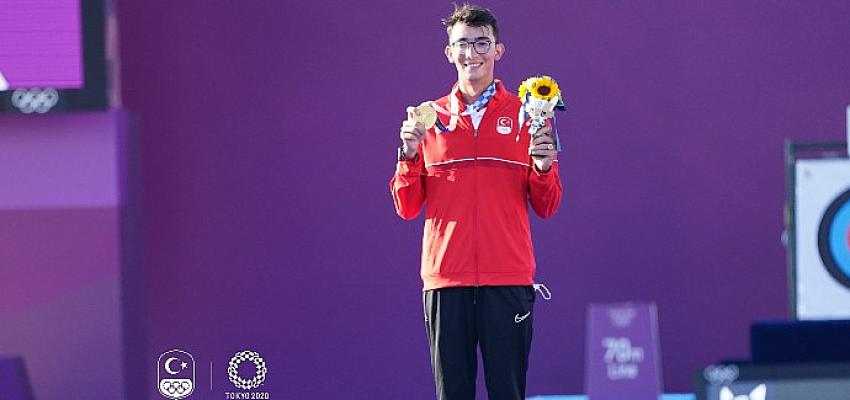 Olimpik Anneler projesinin sporcularından Mete Gazoz Altın Madalya kazandı
