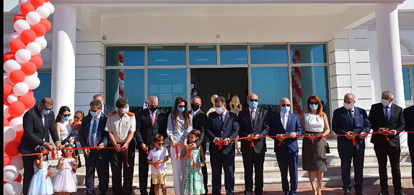 Dr. Suat Günsel Devlet İlkokulu Lefkoşa, Cumhurbaşkanı Ersin Tatar’ın katılımıyla düzenlenen törenle KKTC Milli Eğitim ve Kültür Bakanlığı’na teslim edildi