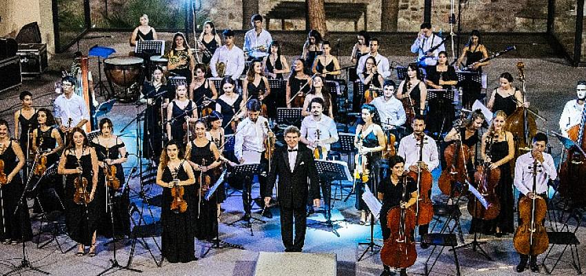 Sabancı Vakfı’nın 14 yıldır desteklediği Türkiye Gençlik Filarmoni Orkestrası, Ayvalık konseriyle turnesini tamamladı