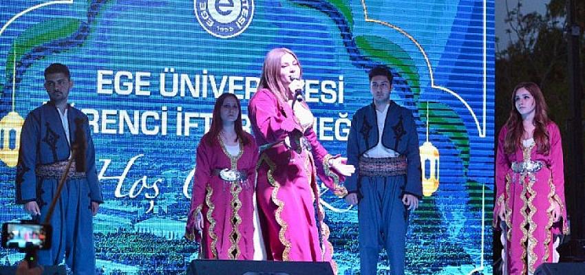 Ege Üniversitesi ve Türk Kızılay’ı Egeli öğrencileri iftar yemeğinde buluşturdu