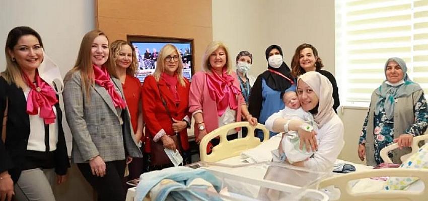 Karşıyakalı İşkadınları Hastanede Yeni Annelerin Gününün Kutladı