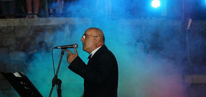 Gölcük Belediyesi Türk Sanat Müziği Korosu, Değirmendere Yalı Evleri amfide muhteşem bir konser gerçekleştirdi.