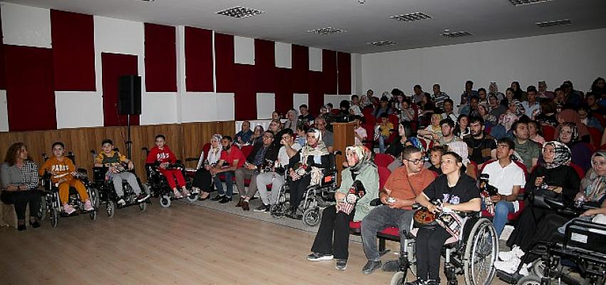 Van Büyükşehir Belediyesi engelli vatandaşlar ve ailelerine sinema keyfi yaşattı.