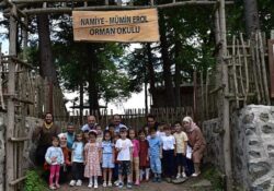 Canik Orman Okulu’nu ziyaret eden Zambak Sıbyan Okulu öğrencileri, topladıkları organik meyvelerden komposto yaptı.