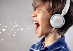 Çocuğun Şarkı Söylerken Zorlanması Ses Bozukluğuna İşaret Edebilir