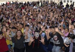 İzmir’de “Pandomim Çocuk Oyunu” Gösterisi Gerçekleştirildi