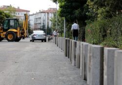 Sıcak asfalt serilen cadde ve sokaklarda yaya kaldırımları yenileniyor