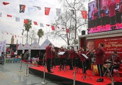 Antalya Büyükşehir'den Cumhuriyet Sevgi Meydanı Etkinliği