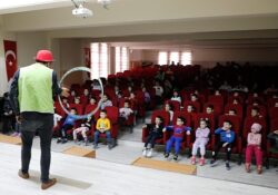 Nevşehir Belediyesi, deprem bölgesinden Nevşehir'e gelen çocuklara özel olarak okullarda yaptığı etkinliklerini sürdürüyor