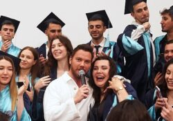 Egeli İletişimciler mezuniyet coşkusunu Sinan Akçıl'la yaşadı
