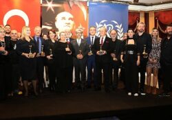 İsmet Küntay Tiyatro Ödülleri'nden Şehir Tiyatroları'na Cumhuriyetin 100. Yılı Özel Ödülü