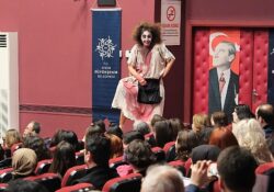 Aydın Büyükşehir Belediyesi Şehir Tiyatroları Tiyatroseverleri &apos;Şatonun Altında' Oyunuyla Buluşturdu