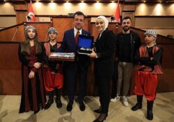 İBB Başkanı Ekrem İmamoğlu, 15 farklı ülkeden &apos;Uluslararası 23 Nisan Çocuk Festivali' için İstanbul'a gelen çocukları, Saraçhane'deki tarihi Meclis Salonu'nda ağırladı