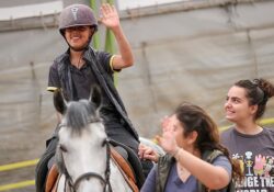 Buca’nın özel çocuklarına atlı terapi
