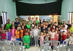 Burhaniye Belediyesi Kent Tiyatrosu, kırsal ve merkez mahalleler olmak üzere ilçe genelinde çocukları tiyatro ile buluşturmaya devam ediyor