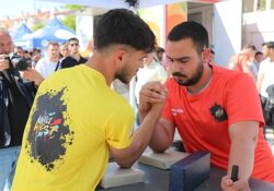 Muğla Büyükşehir Belediye Başkanı Ahmet Aras’ın yerel seçimler öncesi vaatlerinden biri olan Gençlik Festivali 15 Mayıs’ta başladı