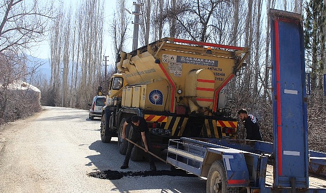 Elmalı’da zarar gören ve yıpranan yollar onarılıyor